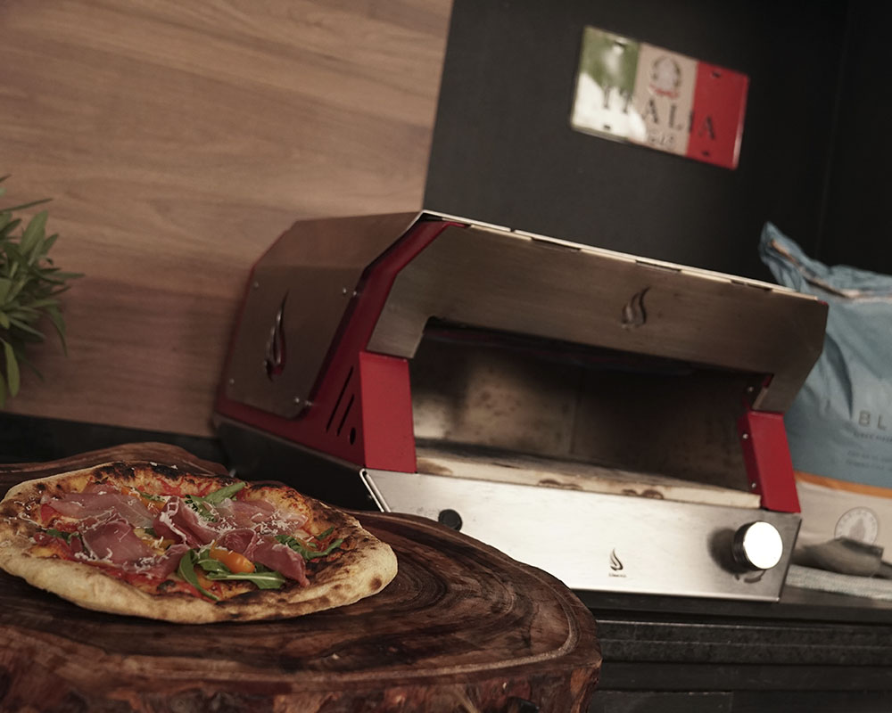 Receita preparada no forno a gás Dinoxx: Pizza Bolonha de Mortadela com Muçarela e molho pesto