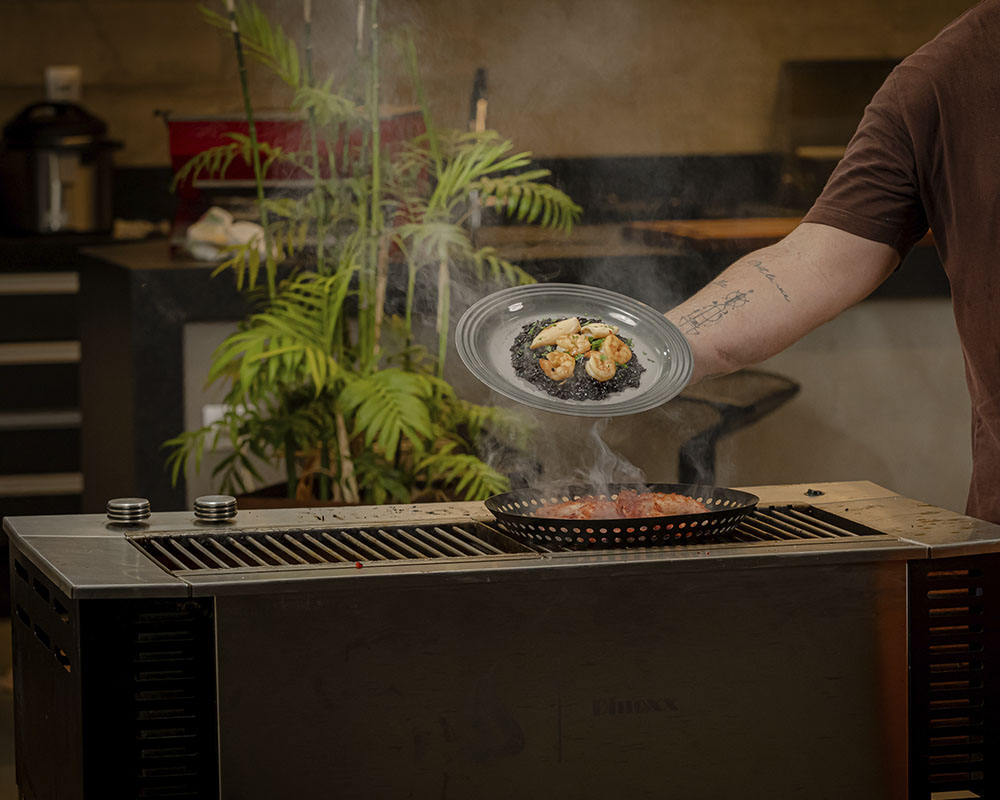 Receita preparada na churrasqueira a gás Dinoxx DXX901: Arroz Negro com Frutos do Mar