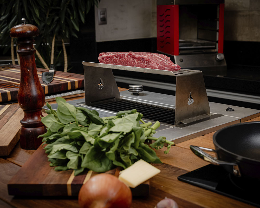 Receita preparada na churrasqueira a gás Dinoxx DXX300: Denver Steak com creme de espinafre