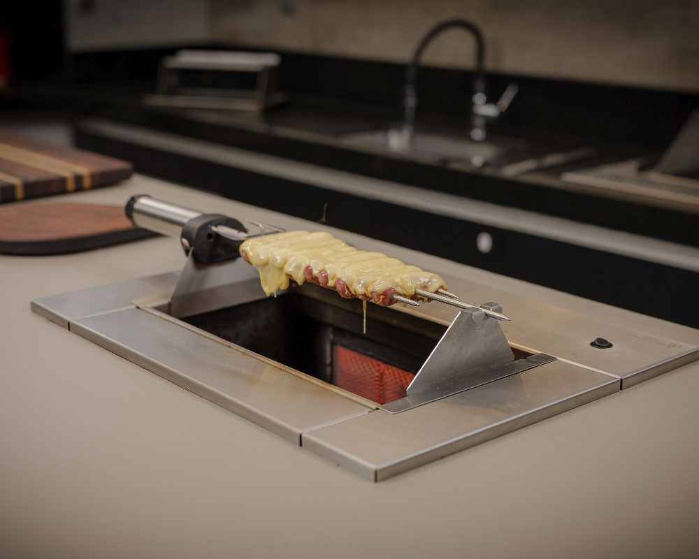 Receita preparada na churrasqueira a gás Dinoxx DXX300: Linguiça com molho pesto